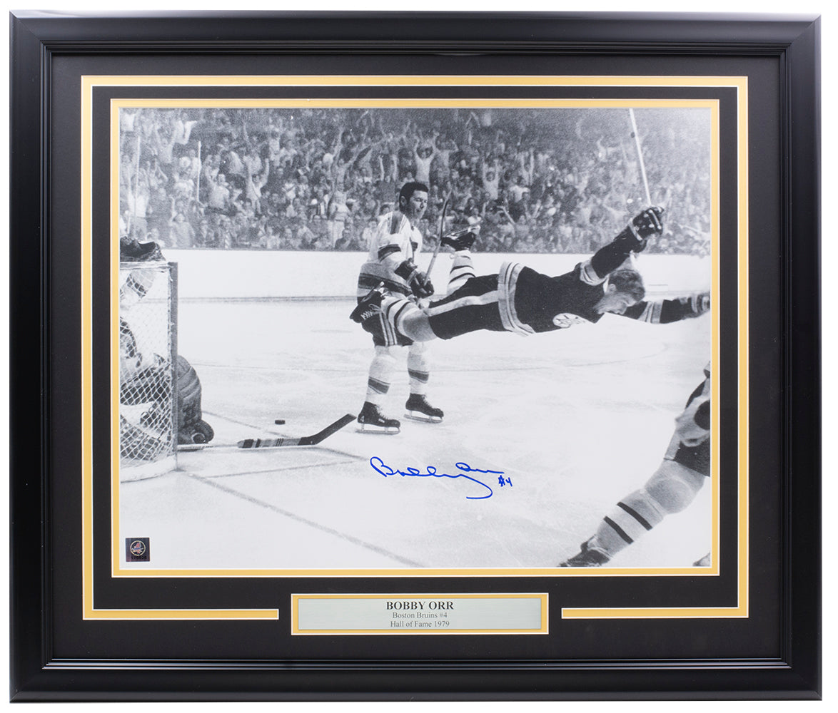Bobby Orr Signed Boston Bruins Flying Goal Logo Hockey Puck (Bobby Orr –