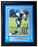 Sports Integrity Calvin Johnson Signed Framed 8x10 Detroit Lions Photo with JSA Hologram features a football player in a white Lions uniform running, autographed in blue ink, with a plaque that reads “Calvin Johnson, Detroit Lions, NFL Hall of Fame 2021.”.